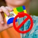 Bolsa Família negado com símbolo de bloqueio indicando problemas no benefício.