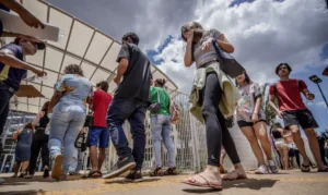 Estudantes chegam para o segundo dia de aplicação das provas do Exame Nacional do Ensino Médio (Enem) 2023. Imagem: Rafa Neddermeyer/Agência Brasil