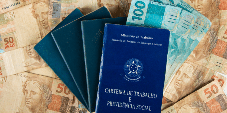 Carteiras de Trabalho e dinheiro brasileiro.
