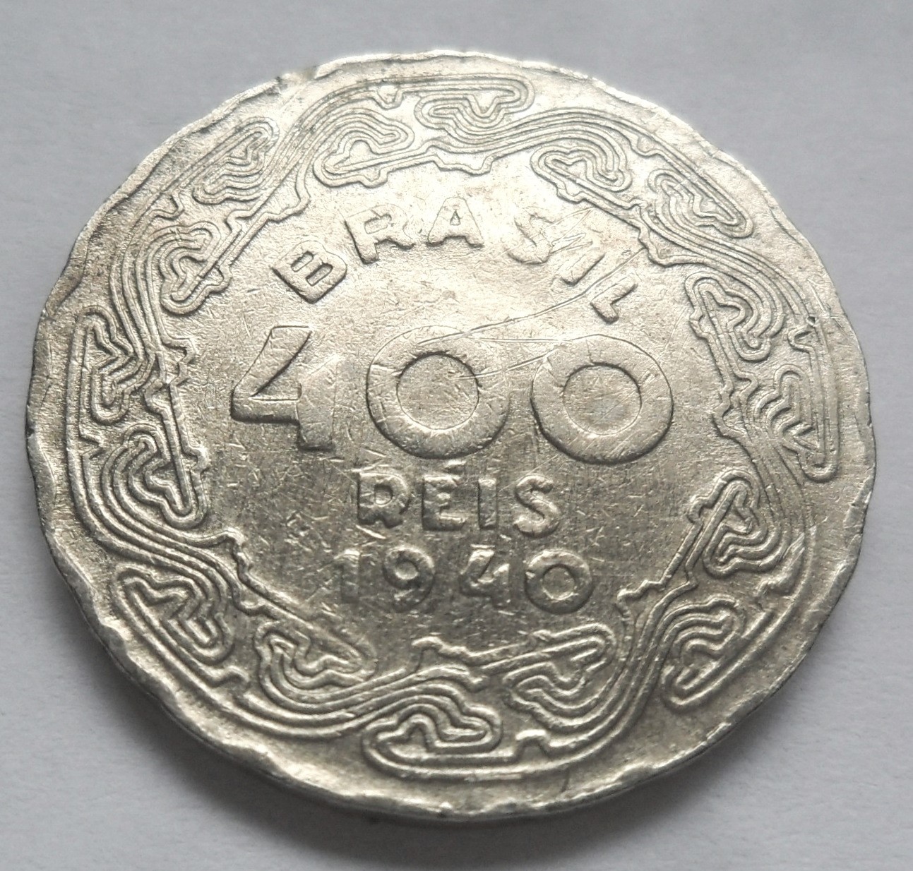Exemplo de moeda de 400 réis do ano de 1940. Imagem: Reprodução