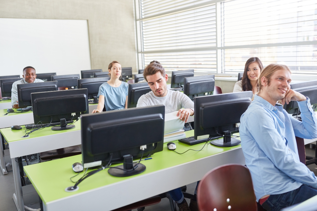 Programa libera MAIS de 500 vagas para curso técnico em TI GRATUITO