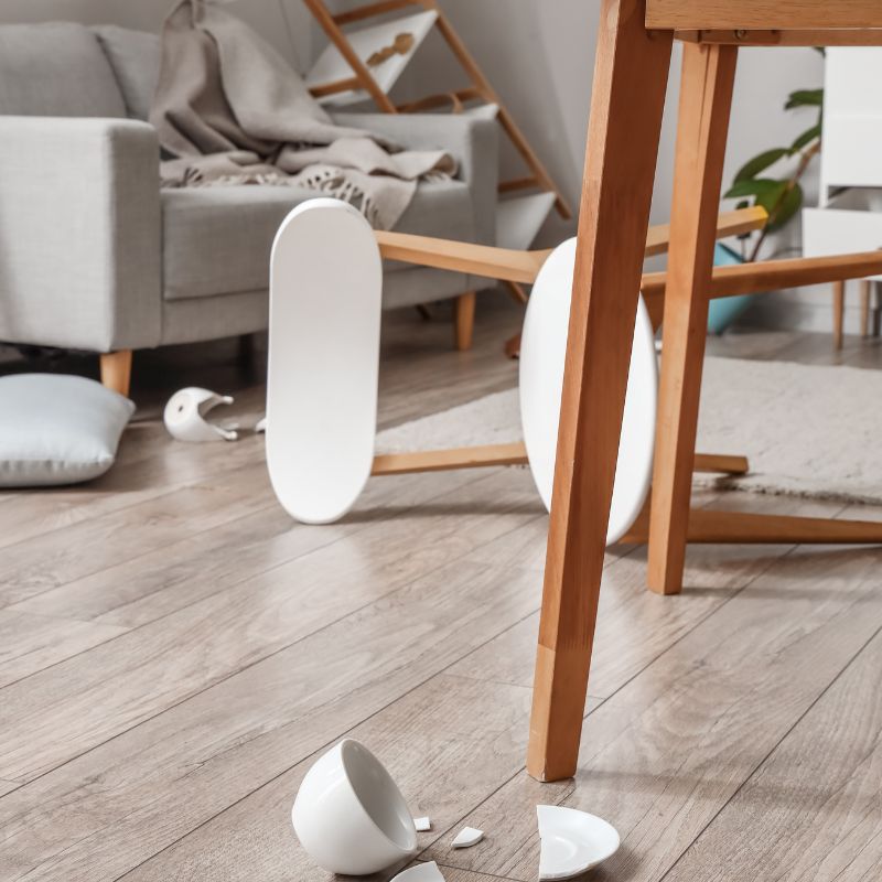 O que significa quebrar coisas em casa Entenda se isso é um sinal ou não!