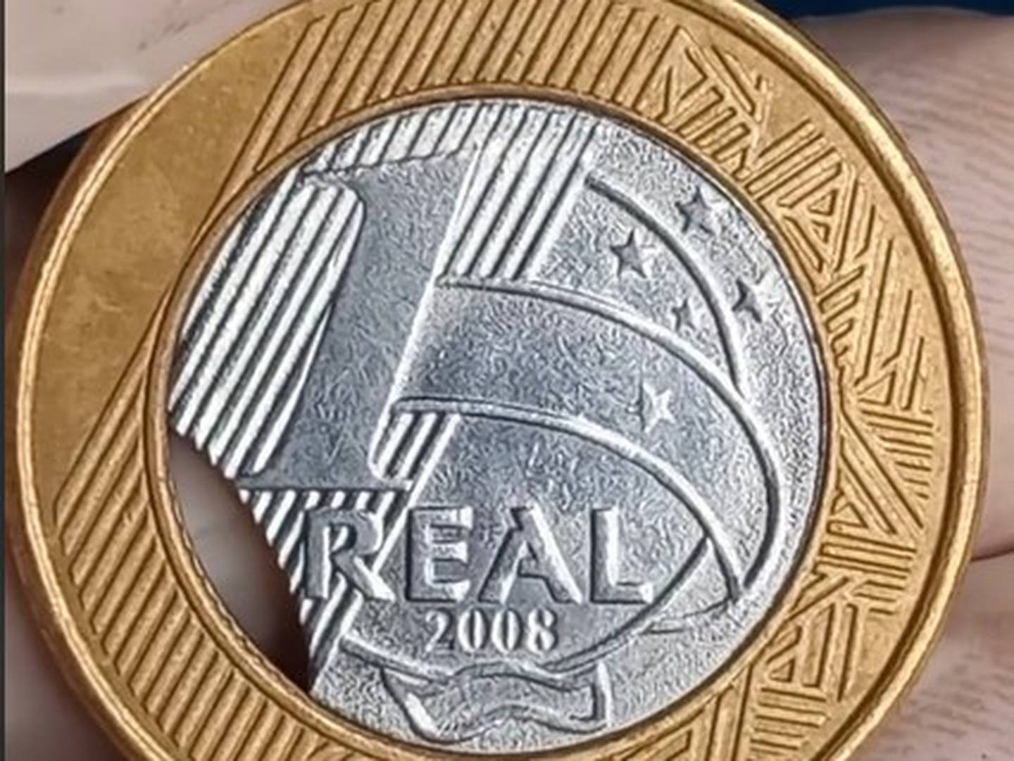 Moeda de 1 real com defeitos nas estrelas pode valer muito! Confira