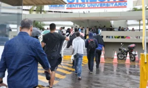 Estudantes chegando para fazer a prova do Enade. Imagem: Antonio Cruz/ Agência Brasil