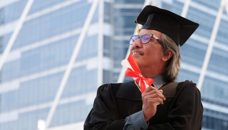 Tem mais de 40 anos? Confira as 20 faculdades para se formar em 2 anos