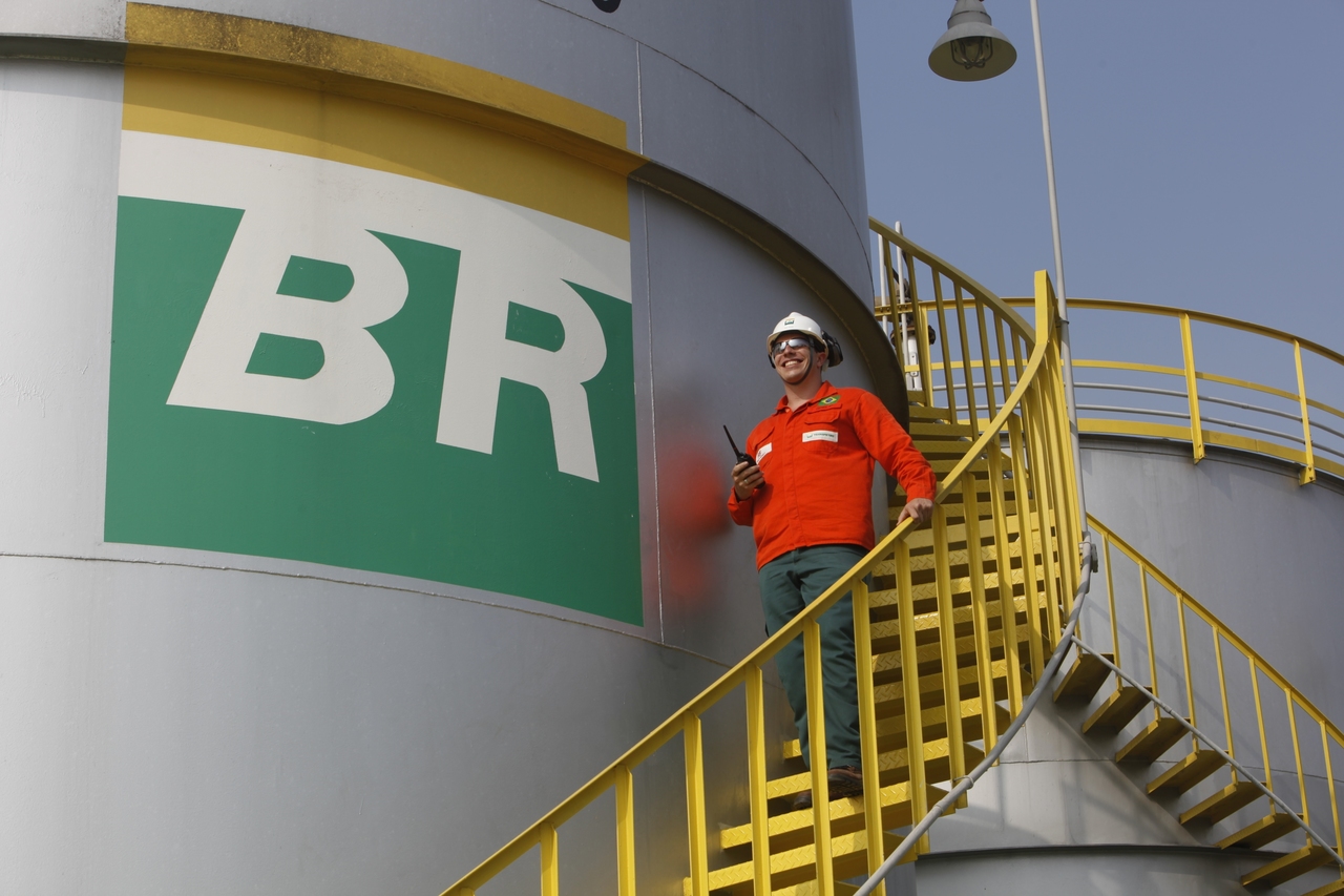 Transpetro abre 200 vagas de emprego SEM EXPERIÊNCIA; salários chegam a R$ 1,3 mil