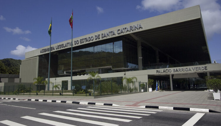 Concurso ALESC: inscrições ABERTAS e salários de até R$ 12,4 mil