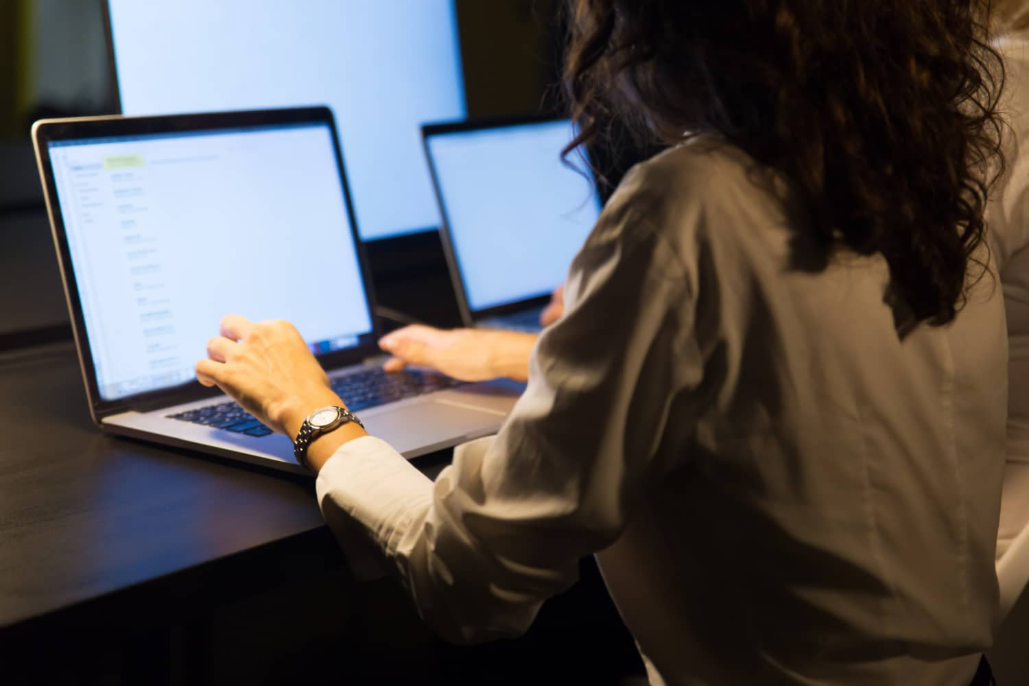 Digitador de dados trabalhando em um laptop, representando a obsolescência de algumas profissões.