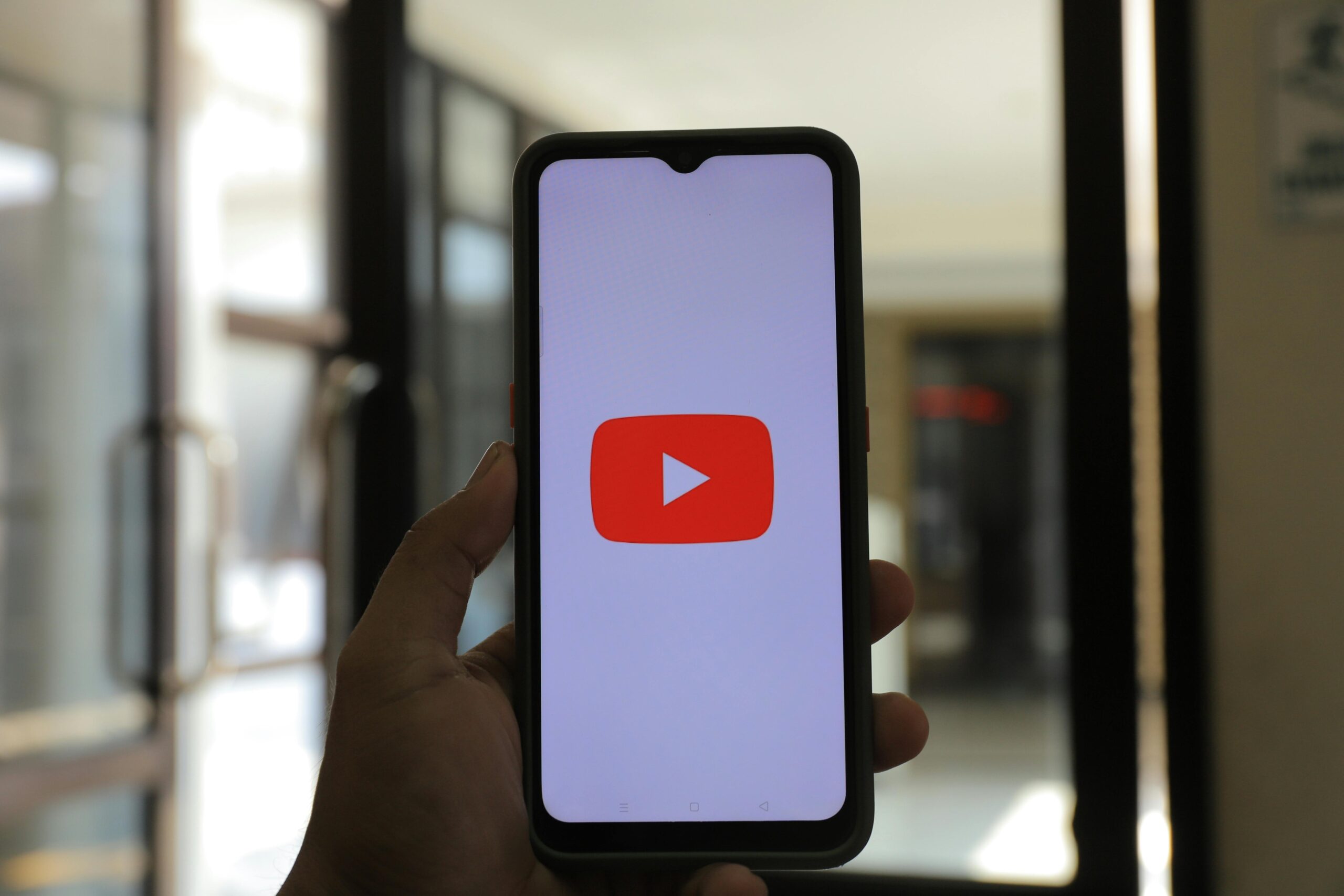 Conheça 5 canais do YouTube para estudar para concursos públicos