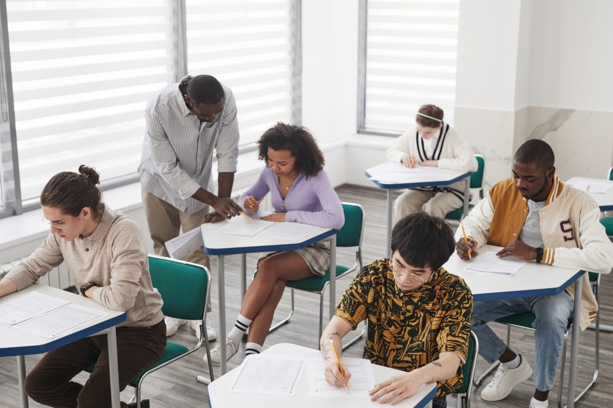 Alunos do Ensino Médio RECEBERÃO INCENTIVO-MATRÍCULA nesta terça-feira (26)