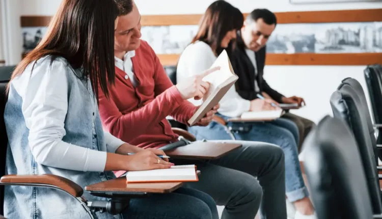 Cursos de pós e cursos de línguas podem ajudar em concursos. Imagem: DINO