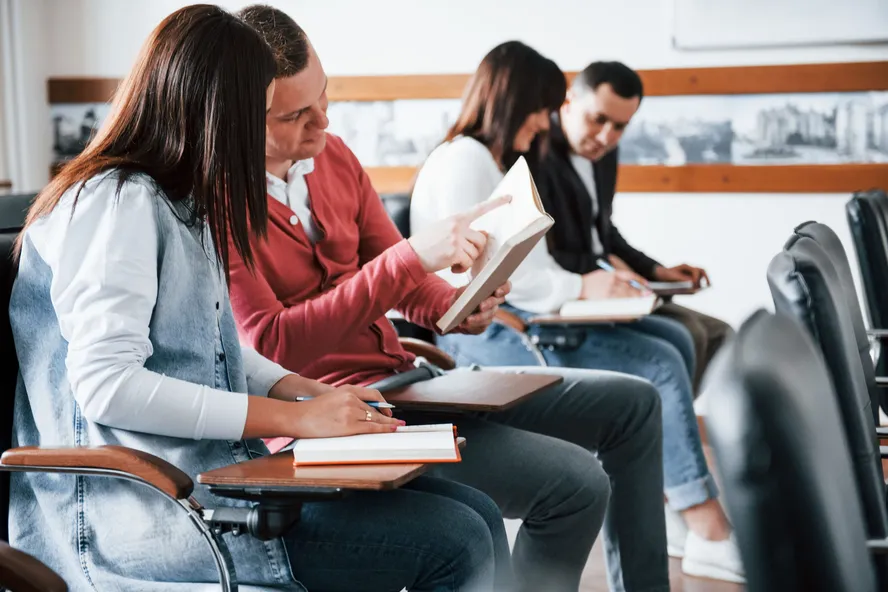 Cursos de pós e cursos de línguas podem ajudar em concursos. Imagem: DINO