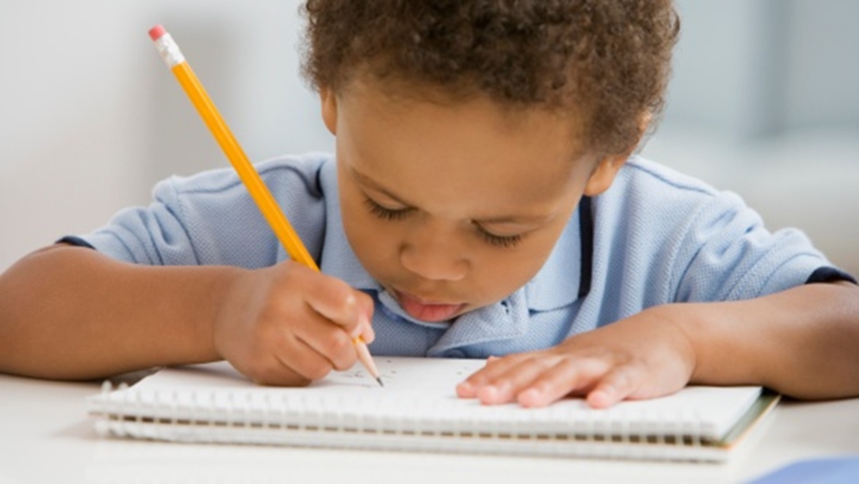 Confira as melhores dicas para ajudar uma criança que está aprendendo a escrever