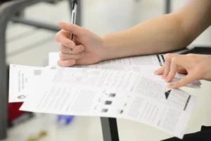 Estudante faz prova com questões de múltipla escolha. Imagem: Julio Cesar Costa / g1