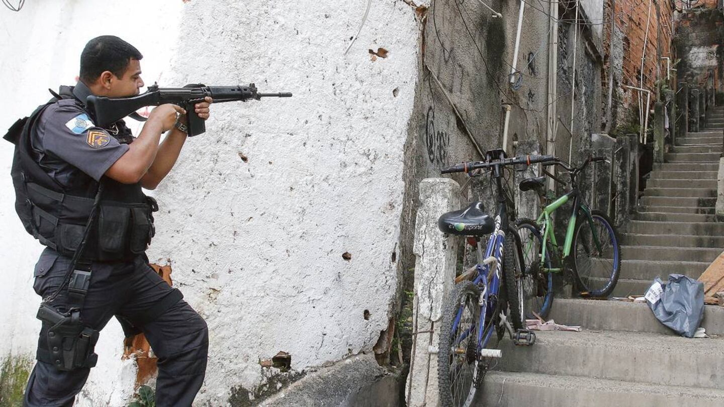 Policial combatento a violência urbana no RJ. Imagem: Reginaldo Pimenta/Raw Image/Folhapress