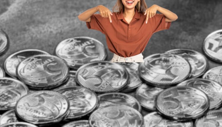 Dinheiro no bolso com MOEDA INCOMUM de 5 centavos; saiba qual