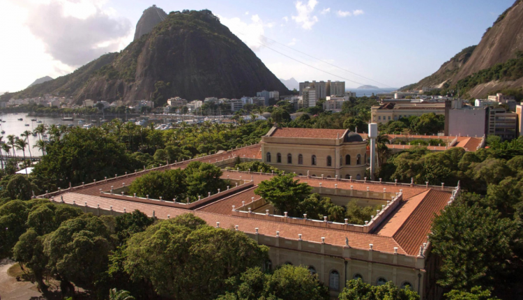 Concurso UFRJ: salários vão de R$ 2.437,59 a R$ 3.839,21!