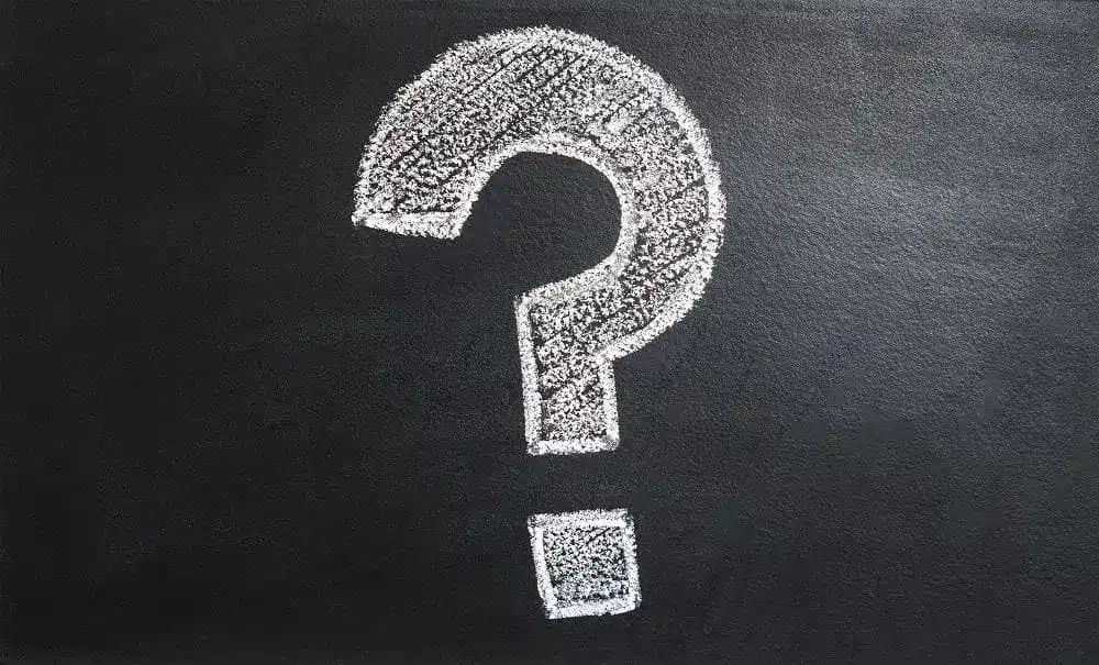 A forma correta é "meio-dia e meia" ou "meio-dia e meio"?