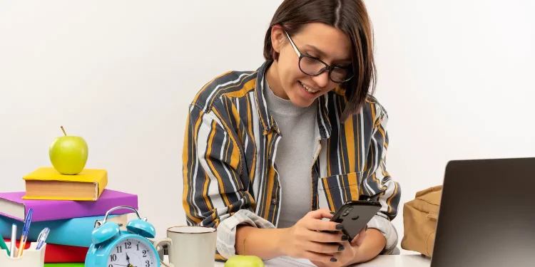 Estudante consulta informações do Prouni pelo computador e celular antes da divulgação do resultado no Portal Único de Acesso ao Ensino Superior.