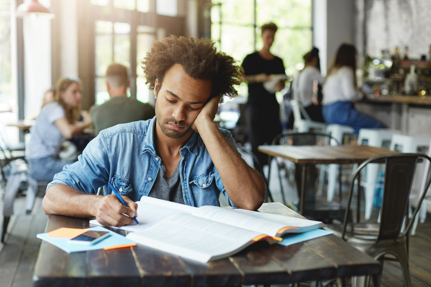 A escolha entre empreender ou estudar para concursos públicos depende de diversos fatores. Imagem: Freepik