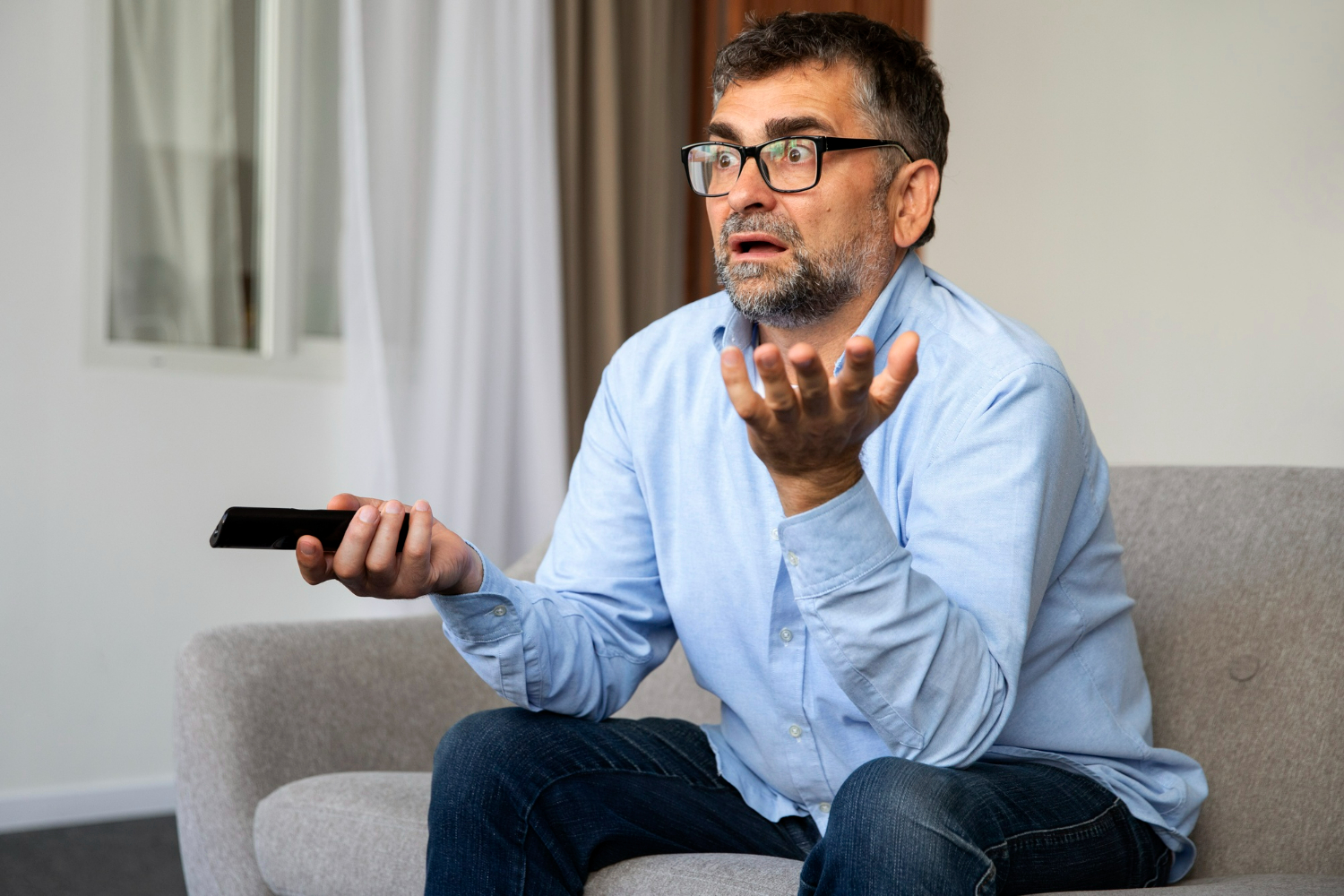 "Sob" e "sobre" são antônimos.