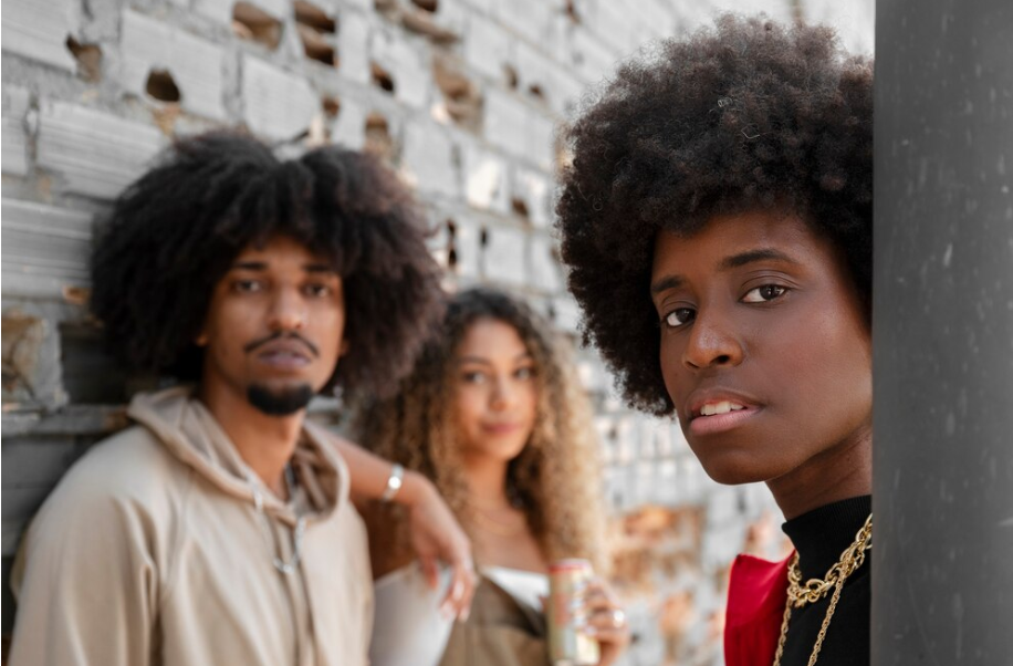 Os termos "preto" e "negro" têm origens vinculadas à história da escravidão no Brasil. Imagem: Freepik