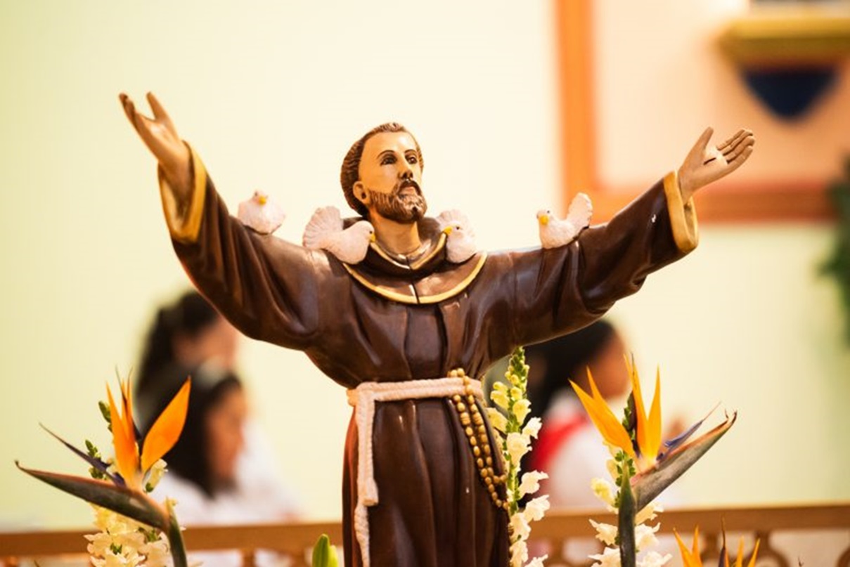 A escolha entre "santo" e "são" segue uma regra linguística conhecida como adaptação morfofonêmica.