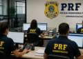 Servidores administrativos da PRF trabalham em computadores, representando a expectativa por um novo concurso para a área administrativa.