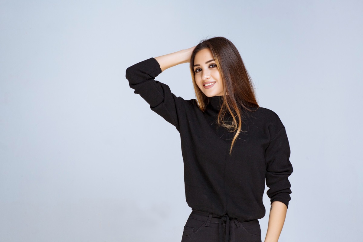 Vestir preto sempre pode ter diferentes impactos emocionais, tanto para quem usa quanto para quem observa. Imagem: Freepik