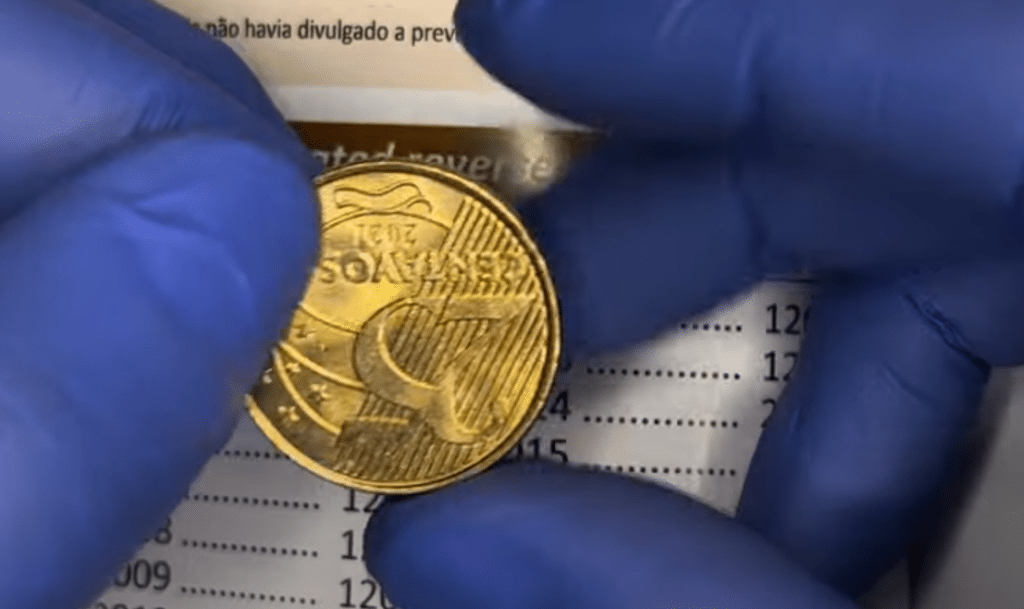 Moeda de 25 centavos com reverso invertido