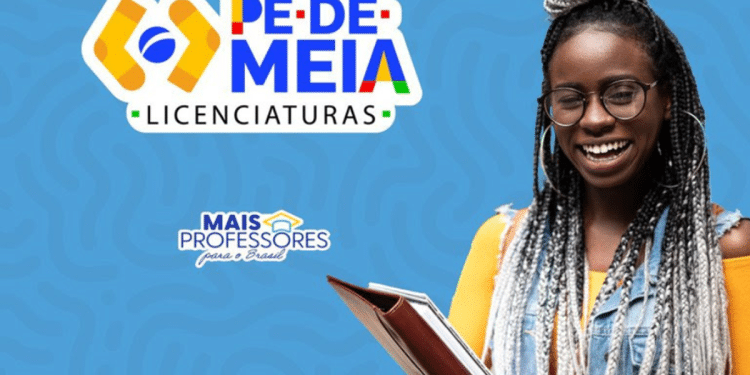 Estudante de licenciatura sorridente segura pasta ao lado das logomarcas do Pé-de-Meia Licenciaturas e do Mais Professores para o Brasil