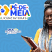 Estudante de licenciatura sorridente segura pasta ao lado das logomarcas do Pé-de-Meia Licenciaturas e do Mais Professores para o Brasil