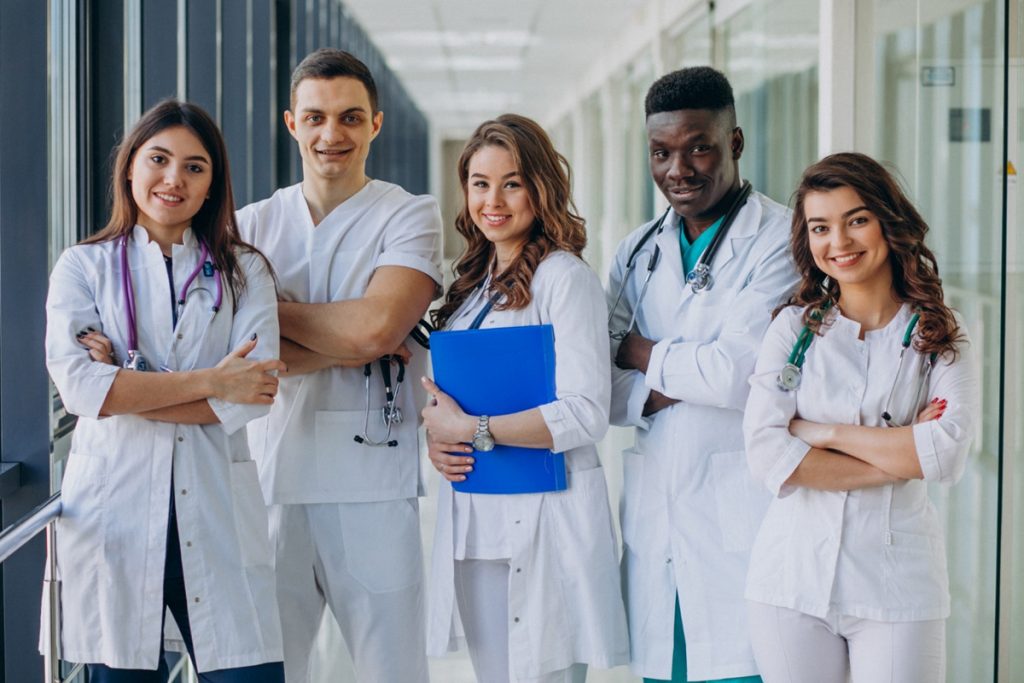 Grupo de profissionais da saúde em ambiente hospitalar, ilustrando a importância dos requisitos para participação no concurso.