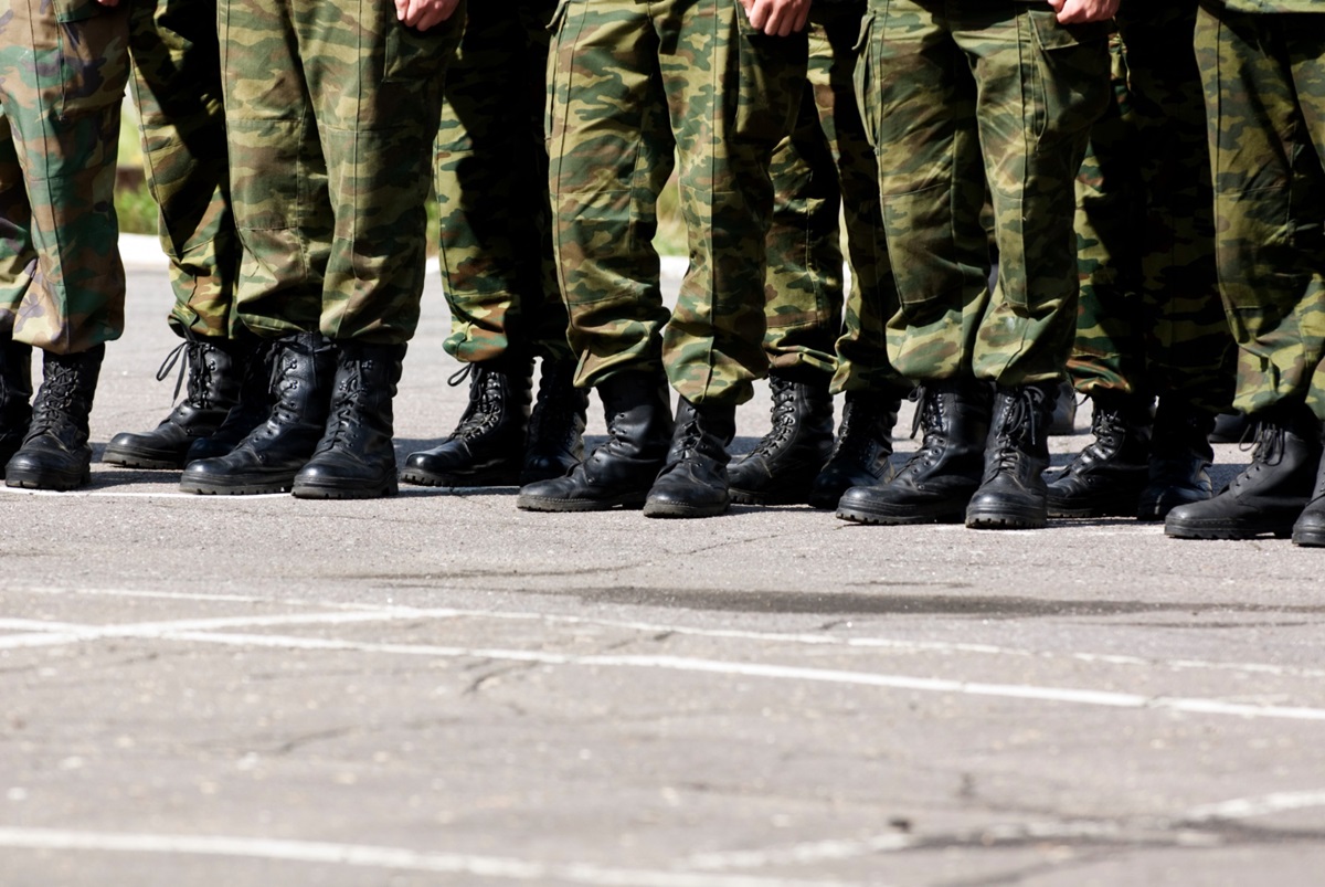 Militares fardados em formação, representando o sistema previdenciário e a Justiça própria das forças armadas.