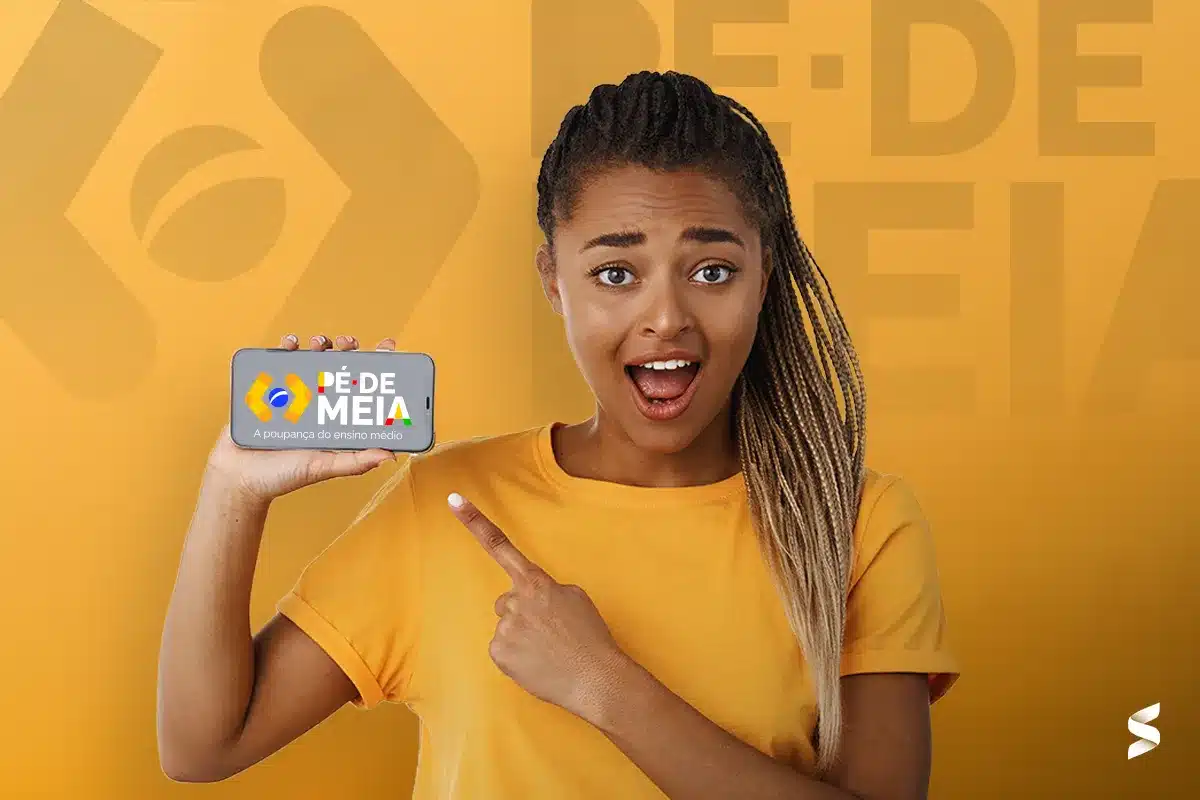 Jovem empolgada segurando um celular com o logo do programa Pé-de-Meia, destacando a poupança estudantil.