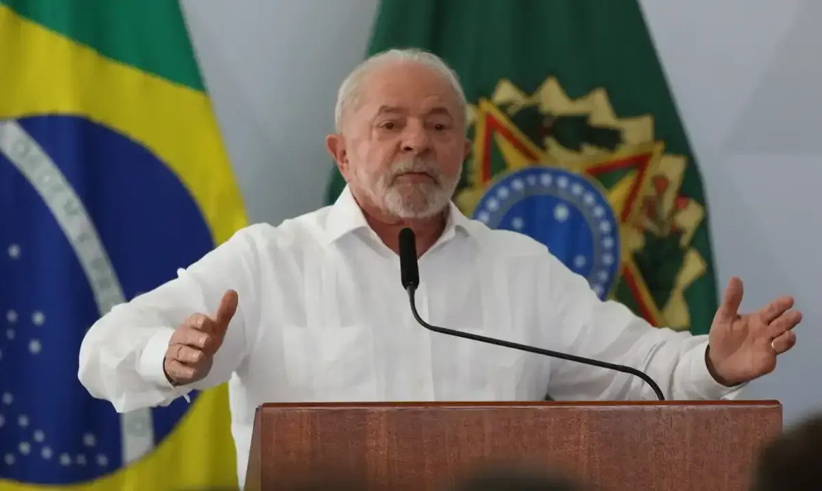 Presidente Lula fazendo comunicado em evento oficial.