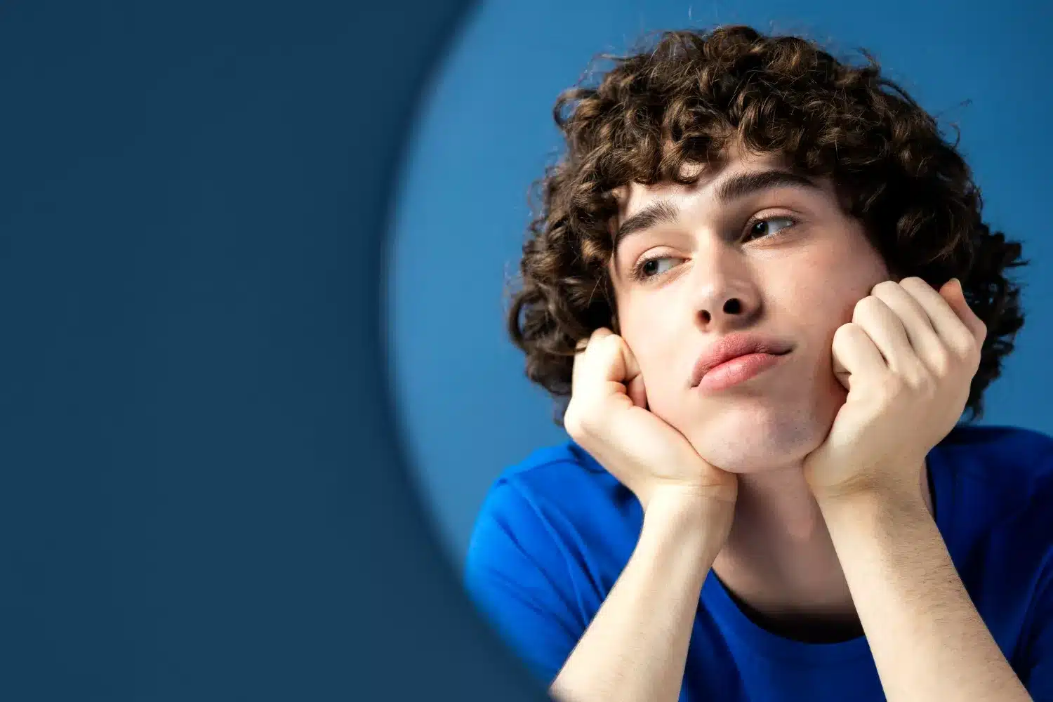 Pessoa pensativa com expressão de desinteresse, simbolizando a introspecção característica de um narcisista.