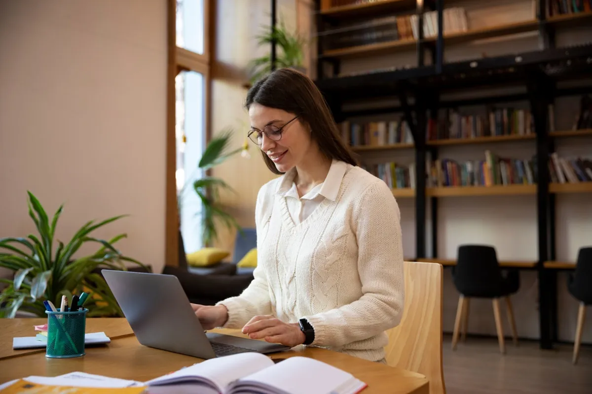 Estudante se qualificando por meio de cursos rápidos, simbolizando uma solução prática para quem busca qualificação profissional eficiente e acessível.