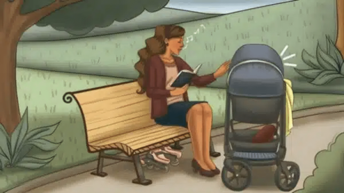 Mulher sentada em um banco lendo livro com carrinho de bebê ao lado