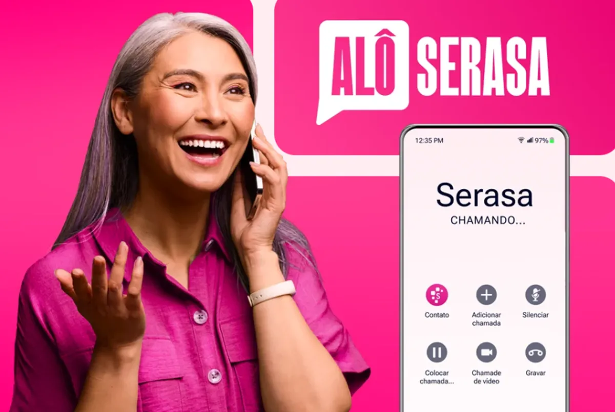 Mulher sorrindo e falando ao telefone, representando as vantagens de negociar dívidas por telefone com o Serasa.