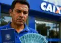 Trabalhador segurando carteira de trabalho e cédulas de reais em frente a uma agência da Caixa, representando a solicitação do Saque Calamidade do FGTS até 22 de julho.