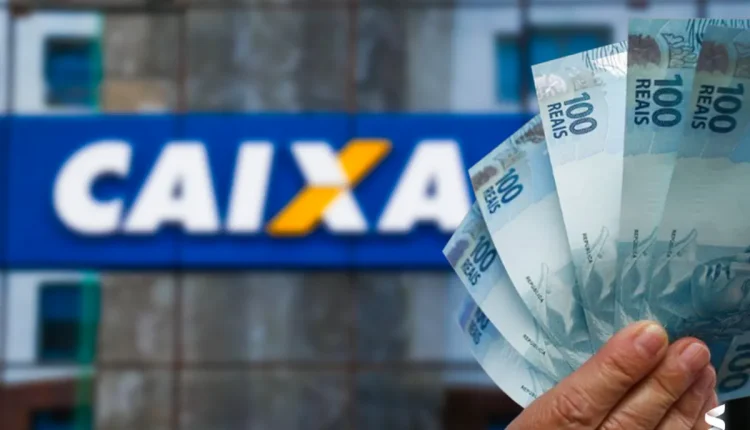 Pessoa segurando cédulas de 100 reais em frente ao logo da Caixa Econômica Federal, representando a possibilidade de saque
