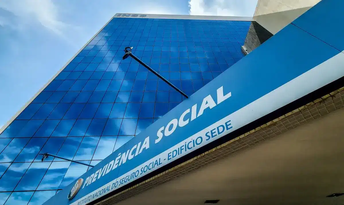 Fachada do prédio do INSS com a logo e o nome 'Previdência Social'