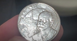 Moeda de 50 centavos com erro de cunhagem visível no busto de Barão do Rio Branco
