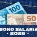 Cédulas de R$ 100 e R$ 50 saindo do bolso de uma calça jeans, representando o pagamento do Abono Salarial 2026