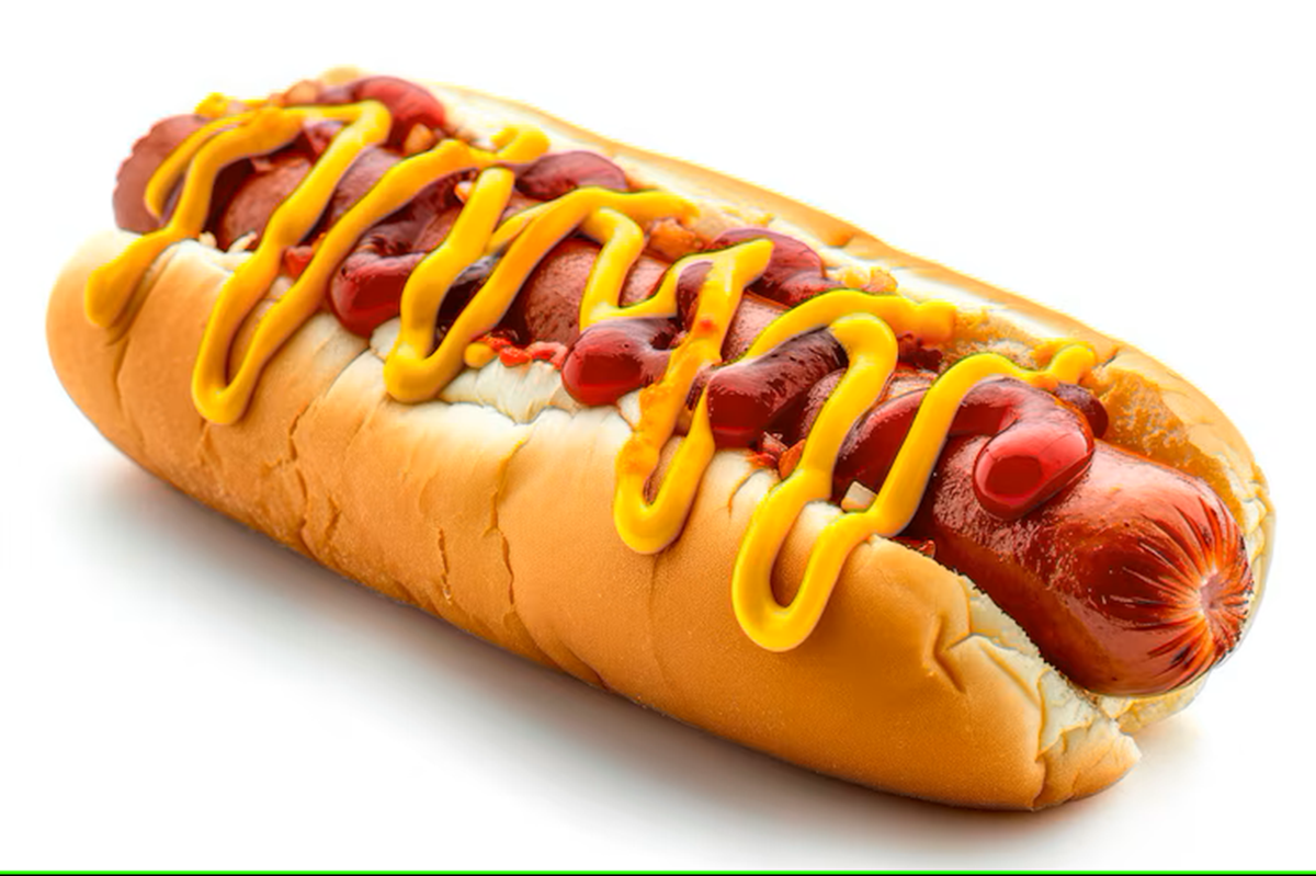 Imagem de um cachorro-quente com molho de ketchup e mostarda, ilustrando a popularidade e os mitos relacionados à salsicha.