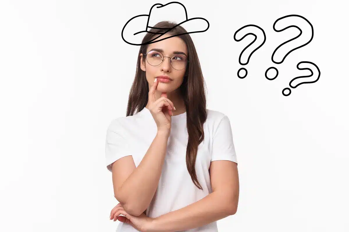 Mulher em dúvida sobre como escreve a palavra chapéu.