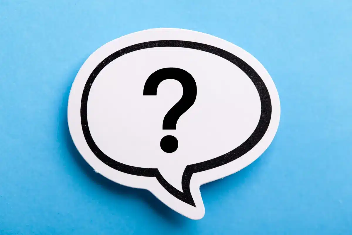 ícone de balão de fala com ponto de interrogação sobre fundo azul.