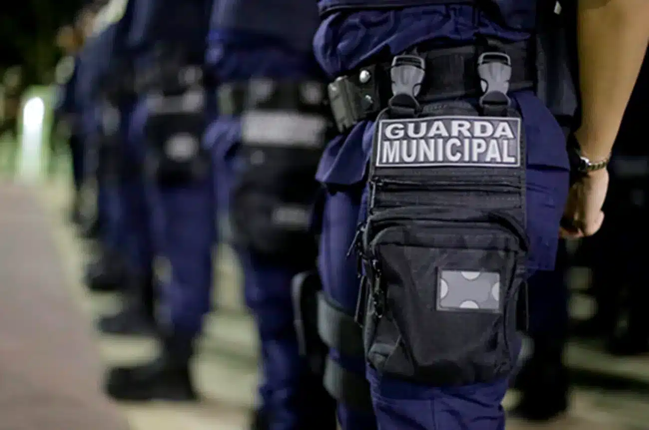 Guarda Municipal em treinamento, vestindo uniformes e com distintivo visível, representando a corporação em ação.