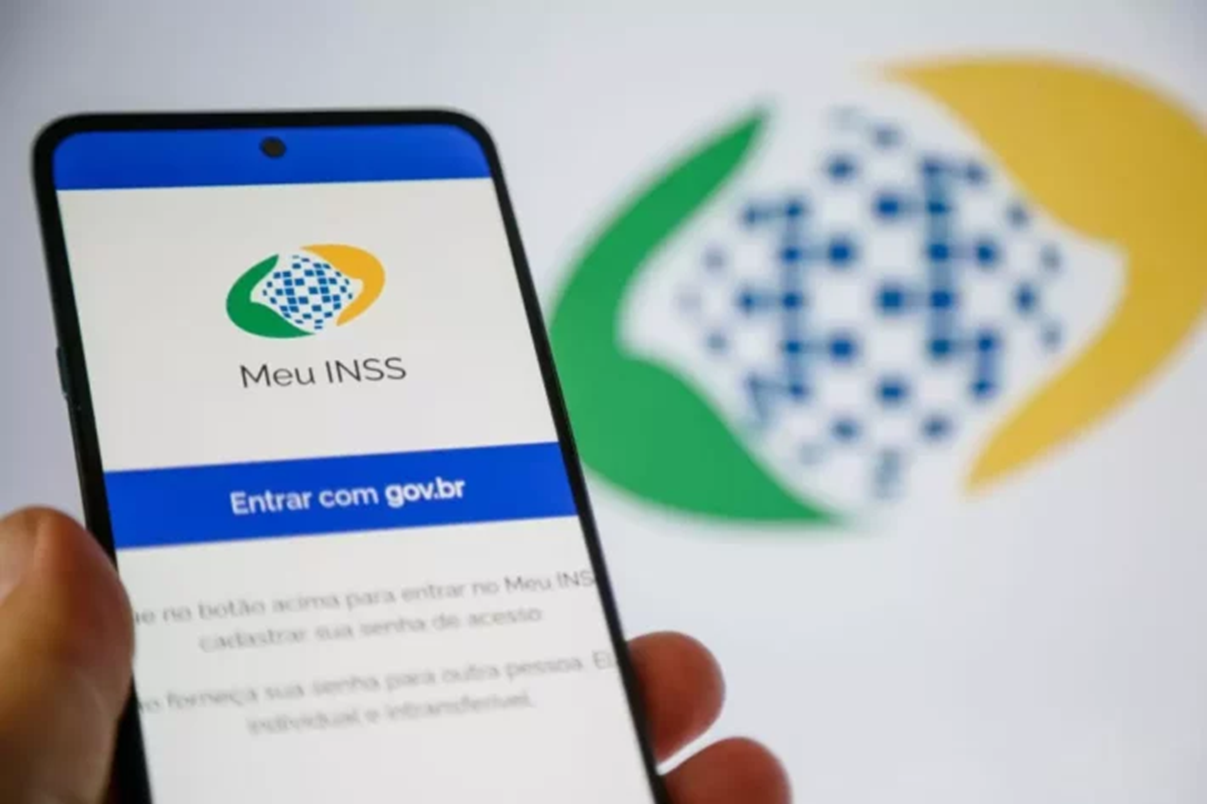 Imagem do aplicativo Meu INSS sendo acessado em um smartphone, destacando a possibilidade de acompanhar o status do BPC.